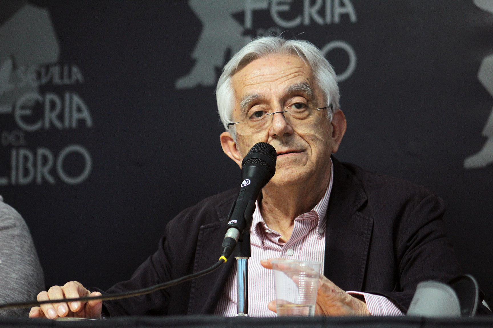 La Feria del Libro de Sevilla homenajea al escritor Julio M. de la Rosa