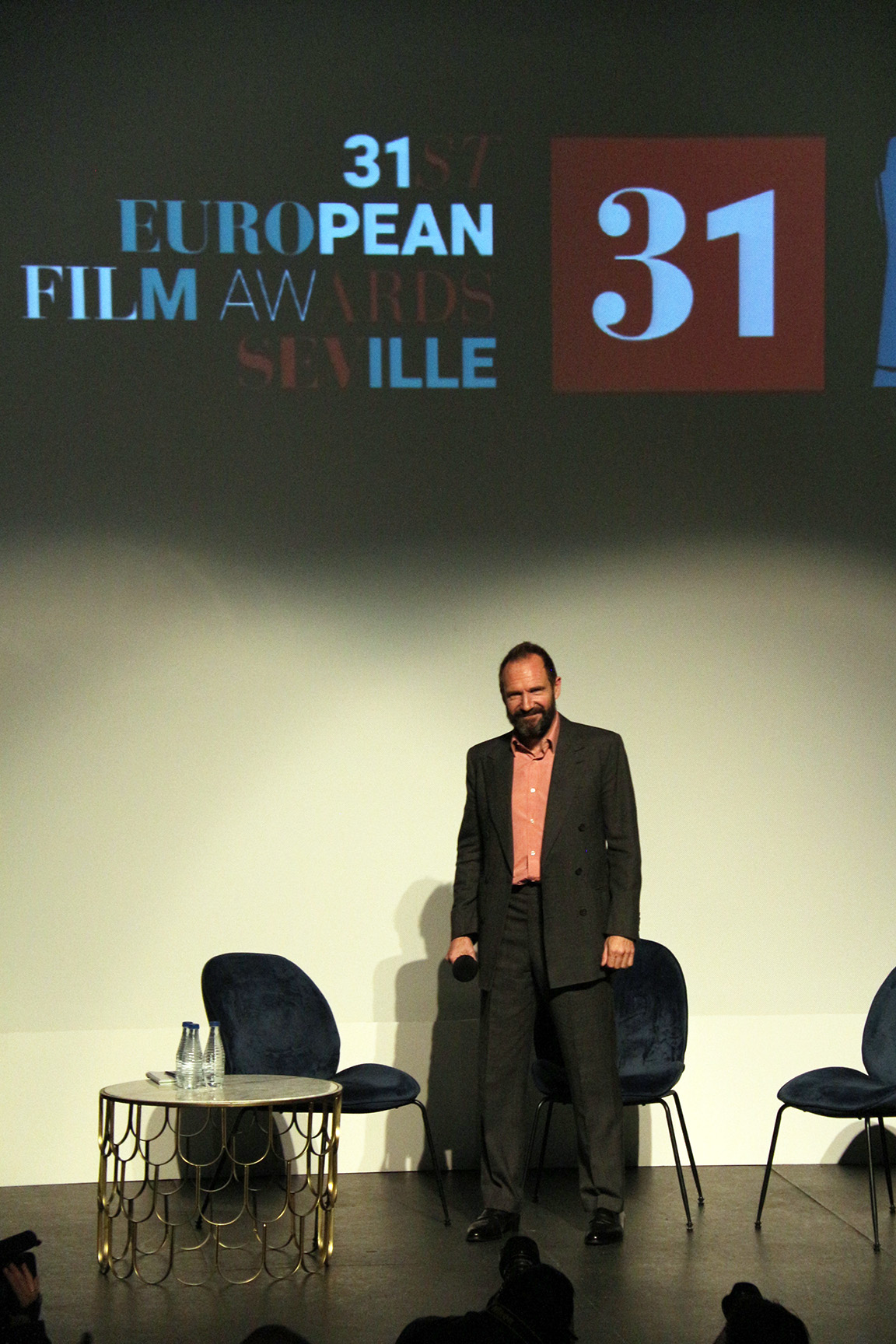 Ralph Fiennes brilla en Sevilla en vísperas de los Premios EFA